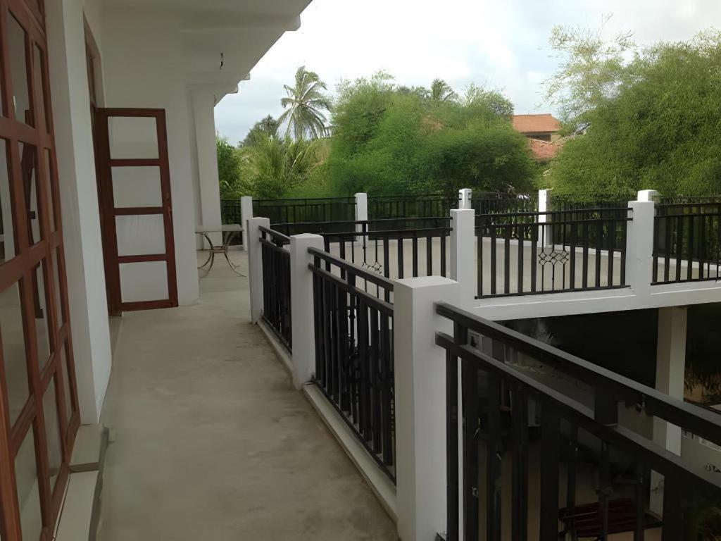 Araliya Blue Beach View Hotel Kudapaduwa Экстерьер фото